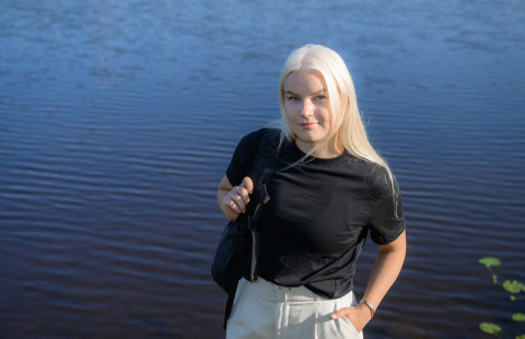 UEF-lähettiläs Saana Mäkitalo Savilahden rannassa