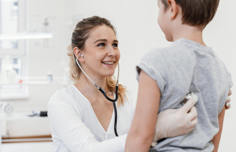 Lapsi lääkärintarkastuksessa.