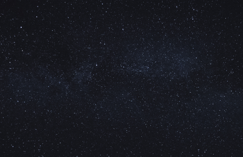 Tumma taivas täynnä tähtiä