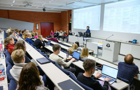 Yleisöä luentosalissa.