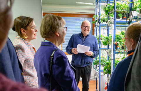 Tutkija Harri Kokko esitteli Säätiöt ja rahastot ry:n edustajille kasvilaboratoriota Snellmania-rakennuksessa 18.11.2025.
