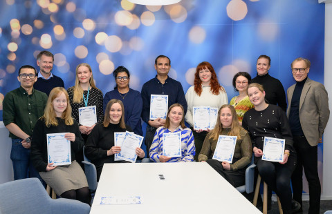 Kuopion yliopistosäätiöiden apurahojen saajia yhteiskuvassa säätiöiden edustajien kanssa.