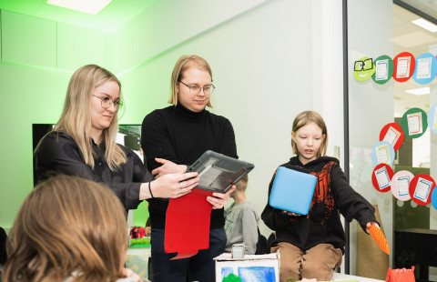 Opettajat oppilaiden kanssa.