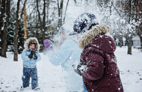 Lapsia leikkimässä lumessa.