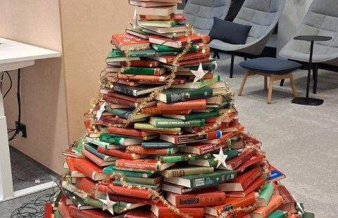 kirjoista koottu joulukuusi