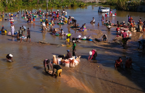 Kullanhuuhtojia joella.