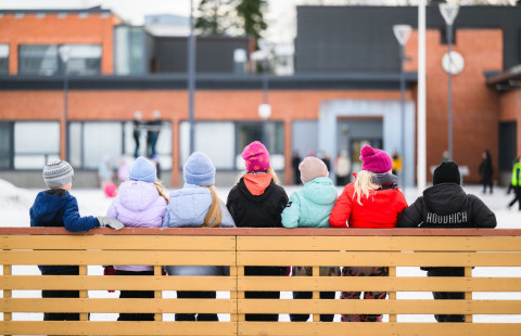  Elementary school students at recess.