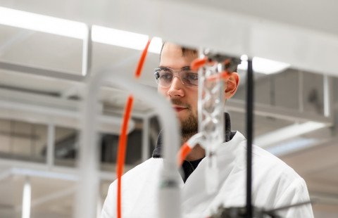 Mies työskentelee laboratoriossa.