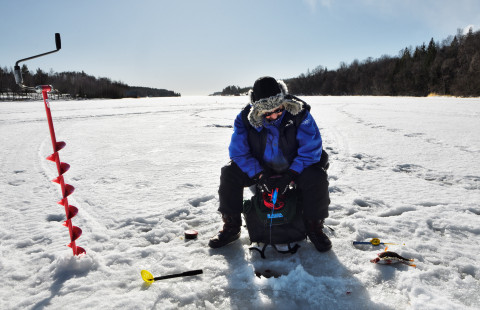 Nainen pilkillä. Kuva Mostphotos.