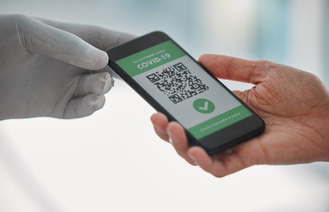 Koronarokotteen todistus puhelimessa.