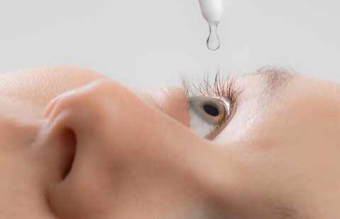 Silmä ja silmätippa.