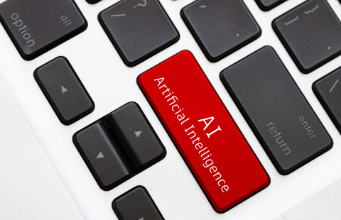 Punainen AI-näppäin tietokoneen näppäimistöllä.