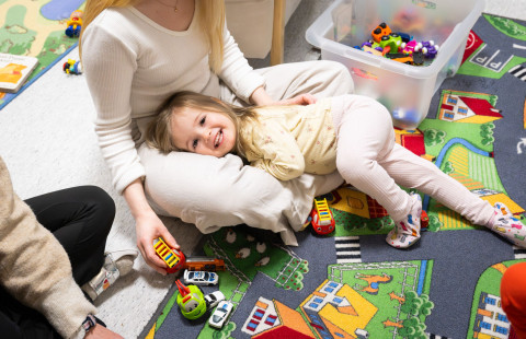 Varhaiskasvatuksen opiskelija leikkii lapsen kanssa päiväkodissa.