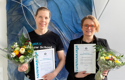 Niina Gråsten ja Tiina Juurela palkittiin yliopiston tasa-arvopäivän juhlassa 16.3.2026.