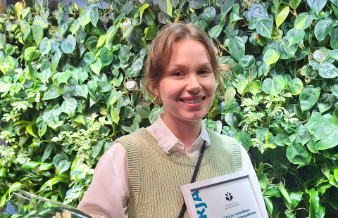 Veera Korhonen received UEF's Sustainable and Responsible Future thesis award.