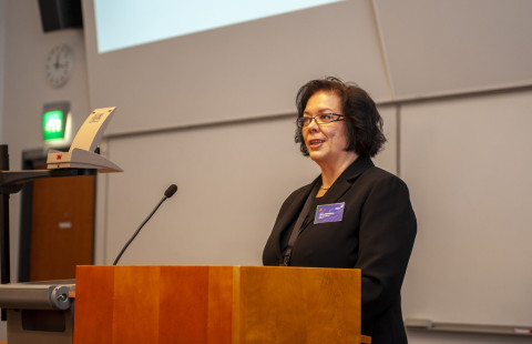 Riitta Jääskeläinen pitämässä luentoa.