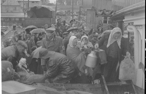 Viimeisen inkeriläisryhmän siirto Suomeen. Inkeriläiset siirretään laivaan Paltiskin satamassa. Paltiski 1944.06.18.