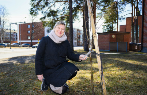  Sari Havu-Nuutinen by the Fulbright tree in front of Educa.