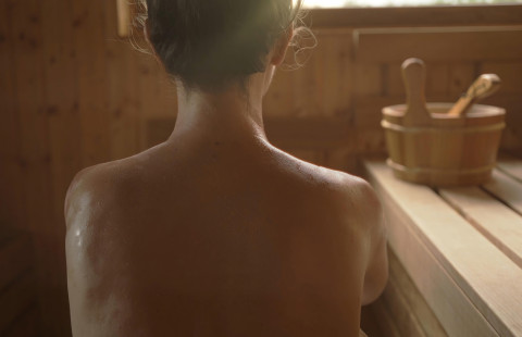 Nainen saunassa.