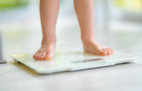 Lapsen jalat vaa'alla.