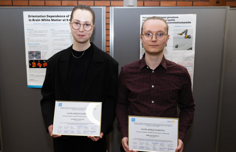 Savilahti-palkinnon saaneet UEFn opiskelijat Karolina Klemi ja Miro Rytkönen.