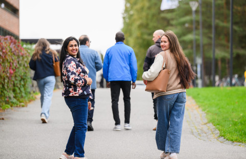 opiskelijoita matkalla kampukselle