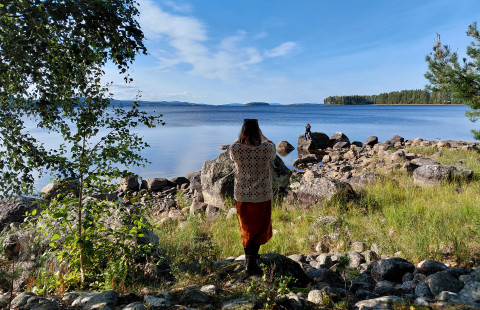 Kaksi ihmistä rannalla.