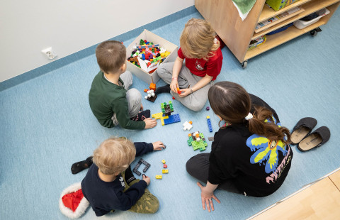 Lapsia leikkimässä päiväkodissa.