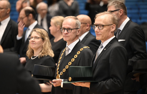 Rehtori Tapio Määttä sekä vararehtorit Laura Hirsto ja Jussi Pihlajamäki yliopiston lukuvuoden avajaisissa 3.9.2026.