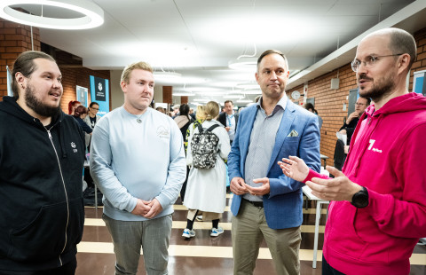 Opiskelijajärjestöjen Kvantti ry:n edunvalvontavastaava Mikko Sipola ja Hyeena ry:n puheenjohtaja Markus Varviala juttelivat Kemianteollisuuden toimitusjohtajan Mikko Salon ja Teknologiateollisuuden koulutuspolitiikan päällikön Touko Apajalahden kanssa. 