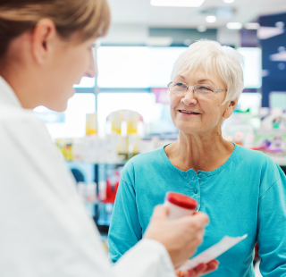 Apteekin asiakaspalvelija auttaa asiakasta tuotteiden valinnassa.