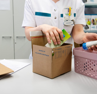 Tuotteiden pakkaamista Itä-Suomen yliopiston verkkoapteekin palveluna.