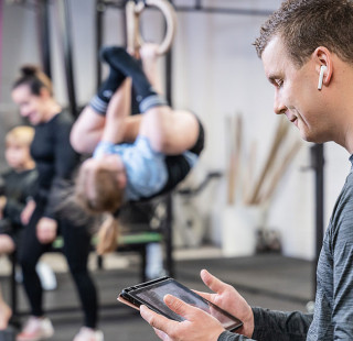 Mies katsoo ja kuuntelee luentoa joogasalilla