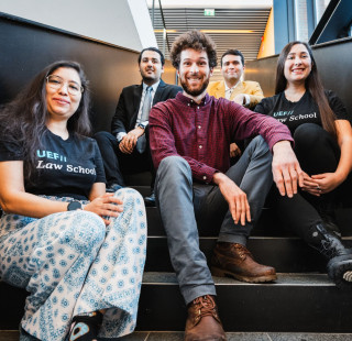 CCEEL-tutkimusverkoston tutkijoita kuvattuna Auroran portailla.