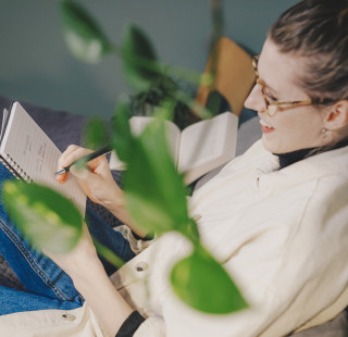 jo brändikuva nainen kirjoittaa