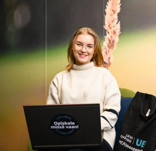 Avoimen yliopiston opiskelija Aino Mäkinen