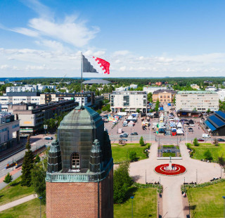 Ilmakuva Joensuun kesäisestä keskustasta.