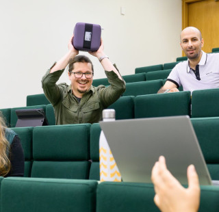 opiskelijoita luentosalissa