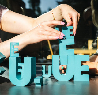 Turkooseja U, E ja F kirjaimia