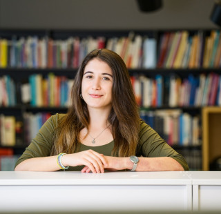 Opiskelija kirjaston edessä