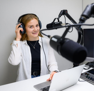 UEF-sisällöntuottaja Sara Koskinen podcaststudiossa