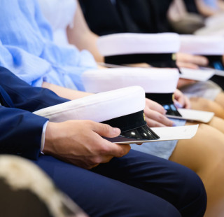 ylioppilasjuhlat, ylioppilaslakkeja ja todistuksia istuvien ylioppilaiden sylissä