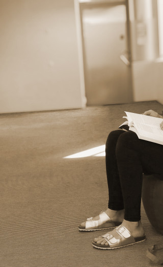 nuori nainen selaa kirjaa