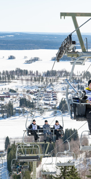 Ihmisiä hiihtohississä. Tahko Ski Lift Pitch -kilpailu.