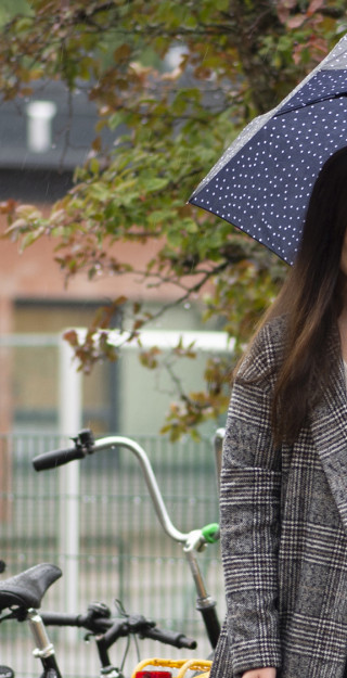 opiskelija sateenvarjon alla