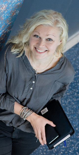 A. I. Virtanen -instituutin professori Tarja Malm seisoo portaikossa.