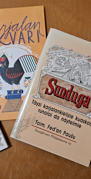 Karjalan kielen oppikirjoja pöydällä