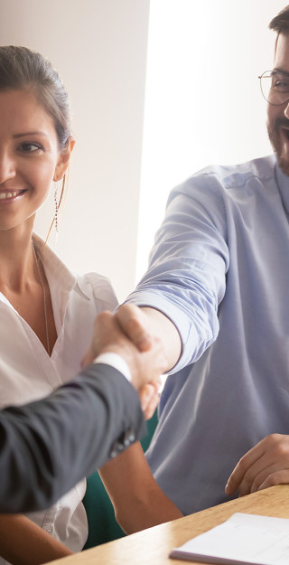 Henkilöt kättelemässä.