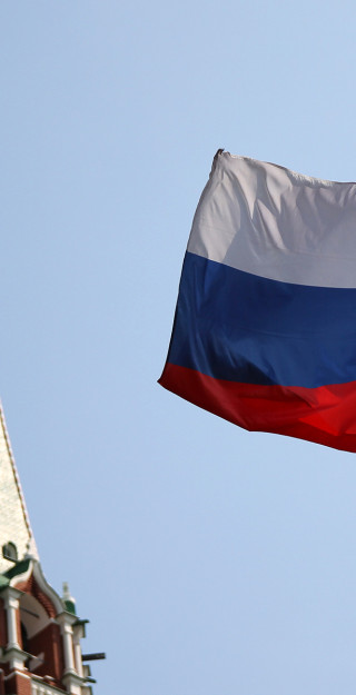 Venäjän lippu Kremlin edustalla Moskovassa.