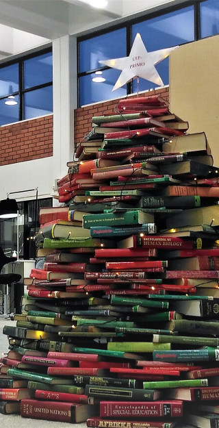 kirjasto, kirjoista koottu joulukuusi, läppäriautomaatti